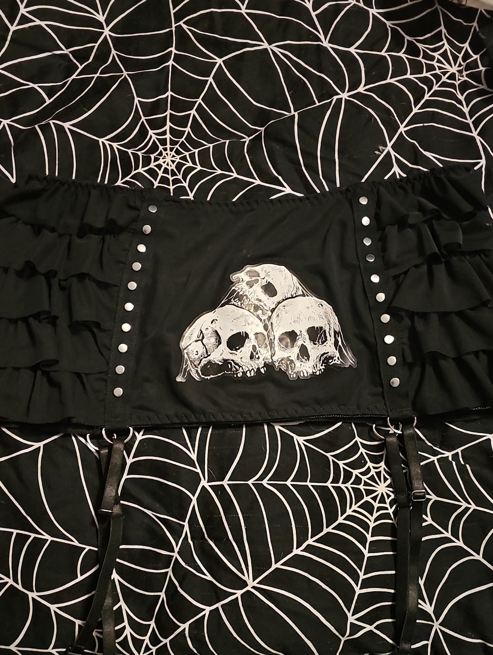 XXL Widow Skulls Garter Skirt, BNWT